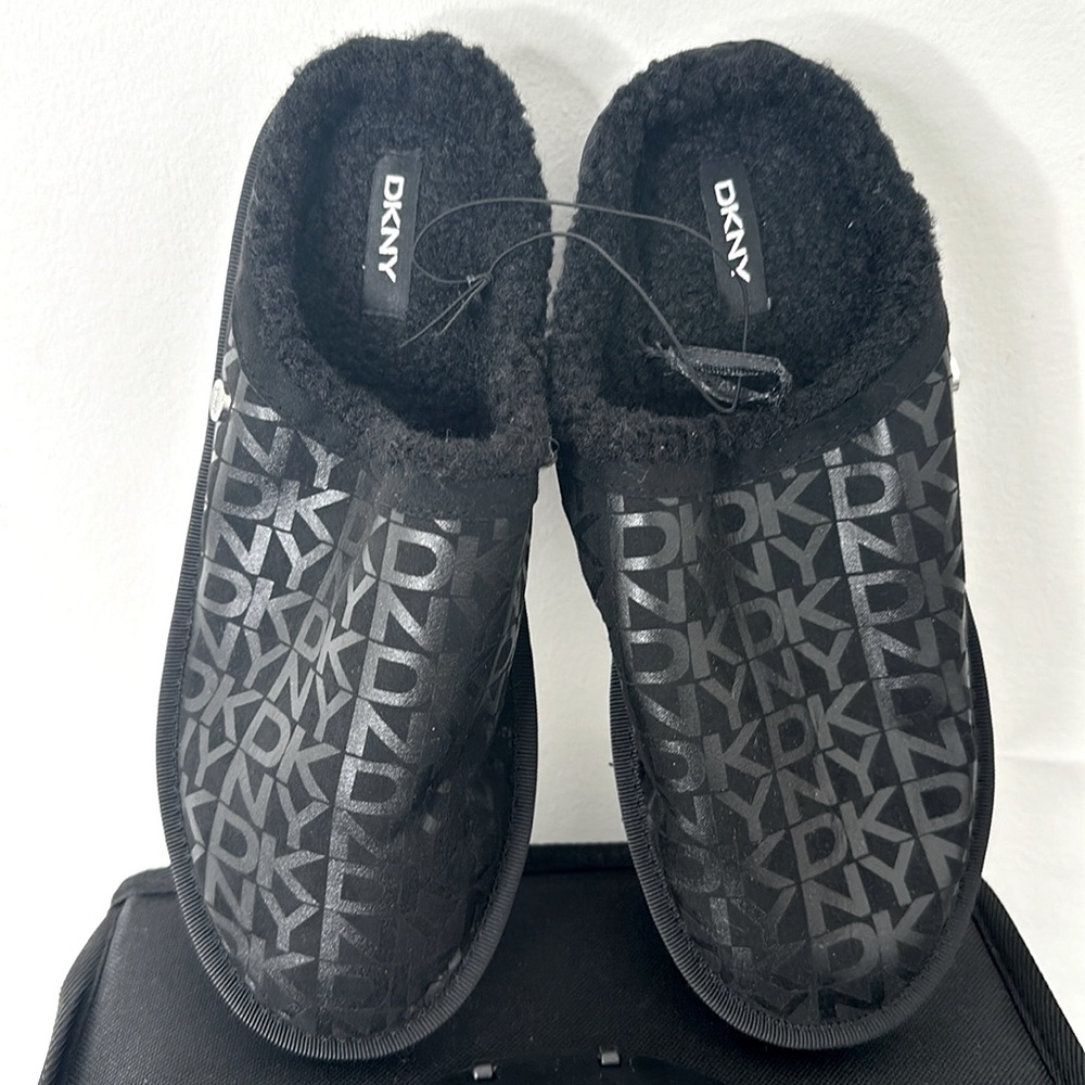DKNY FAUX FUR LOGO SLIPPERS SZ6-NWT